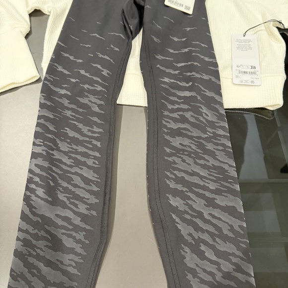 Lululemon NWT Black Wunder Under High Rise 25” tight - Picture 3 of 8